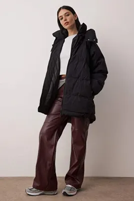 TRENDYOLMİLLA Siyah Oversize Kalıp Kapüşonlu Su İtici Şişme Mont TWOAW23MO00193