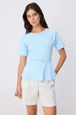 TRENDYOLMİLLA Açık Mavi Düz Peplum Bisiklet Yaka Kısa Aksesuar Detaylı İnterlok Örme Bluz TWOSS26BZ00242