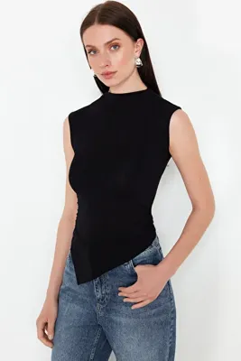 TRENDYOLMİLLA Siyah Dik Yaka Büzgü/Drape Detaylı Fitted/Vücuda Oturan Asimetrik Örme Bluz TWOSS24BZ00534