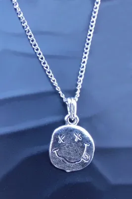 The Collection Antik Gümüş Kaplama Nirvana Gülen Surat Erkek Kadın Kolye