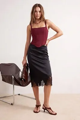 TRENDYOLMİLLA Siyah Balık Beli Lastikli Dantel Detaylı Normal Bel Midi Saten Örme Etek TWOSS26ET00047