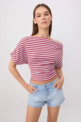TRENDYOLMİLLA Çok Renkli Regular Kalıp Asimetrik Yaka Büzgülü Crop Fitilli Esnek Örme Bluz TWOSS26BZ00376