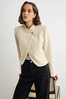 TRENDYOLMİLLA Taş Çizgili Kruvaze Kapama Kısa Blazer Ceket TWOAW27BC00004