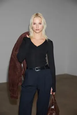 GRIMELANGE POLUNEA Kadın V Yakalı Önü Fermuar Kapamalı Vücuda Oturan Slim Fit Siyah Bluz
