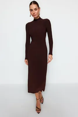 TRENDYOLMİLLA Kahverengi Dik Yaka Fitted/Vücuda Oturan Maxi Esnek Örme Kalem Elbise TWOAW24EL00614