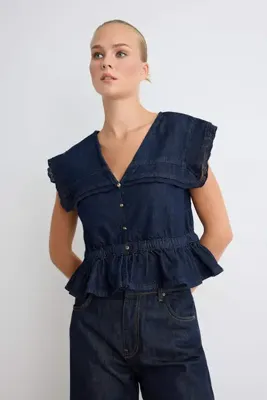 TRENDYOLMİLLA Koyu Mavi Dantel Detaylı Bebe Yaka Denim Gömlek TWOSS26GO00234