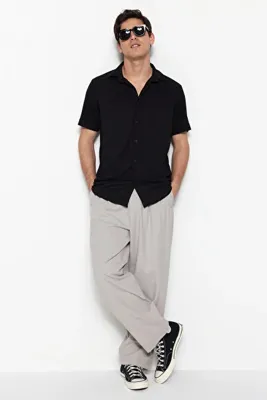 TRENDYOL MAN Siyah Regular Fit Kısa Kol Yazlık Dokulu Bürümcük Örme Gömlek TMNSS23GO00055