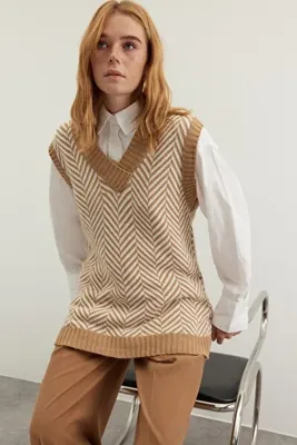 Trendyol Modest Camel Çizgili V Yaka Triko Süveter TCTAW22UV0021