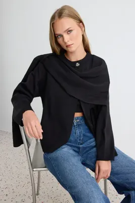 TRENDYOLMİLLA Vücut Seçmeyen Siyah Süper Oversize/Geniş Kalıp Şal Detaylı Triko Panço TWOAW26KZ00160