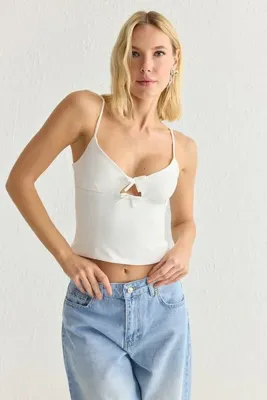 TRENDYOLMİLLA Beyaz V Yaka Askılı Crop Dokuma Bluz TWOSS25BZ00106