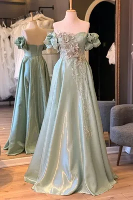 Lenta Moda Su Yeşili Üç Boyutlu Dantel Detaylı Balon Kol Parlak Saten Maxi Abiye ve Gece Elbisesi