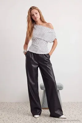 TRENDYOLMİLLA Çok Renkli Puantiyeli Büzgü/Drape Detaylı Dökümlü Asimetrik Yaka Örme Bluz TWOSS25BZ00024