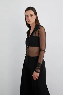 Gizia İçi Askılı Top Detaylı Alttan Çıtçıtlı Tül Bluz.