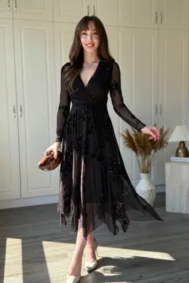 Dilay Gökoğlu Butik Asimetrik Kruvaze Yaka Simli Desenli Midi Elbise