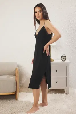 TRENDYOLMİLLA Siyah Dantelli Yırtmaç Detaylı İp Askılı Örme Gecelik THMSS23GC00029