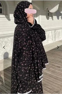 Sade Scarfs 🌸 Çiçek Desenli Kendinden Eşarplı Pamuklu Namaz Elbisesi