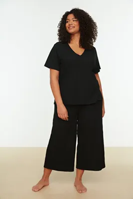 Trendyol Curve Siyah Fitilli V Yaka Capri Boy Örme Pijama Takımı TBBSS22PT0237