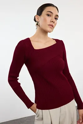 TRENDYOLMİLLA Bordo Asimetrik Yaka Triko Kazak TWOAW24KZ00114