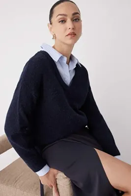TRENDYOLMİLLA Wardrobe Essentials Lacivert Alpaka Yün Karışımlı Geniş Kalıp Triko Kazak|TWOAW26KZ00000
