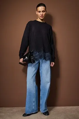 Trendyol Modest Siyah Yumuşak Dokulu Dantel Detaylı Triko Tesettür Kazak TCTAW26AK00019
