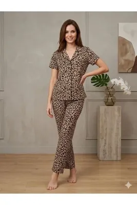 Genel Markalar YAZLIK LİKRALI LEOPAR DESEN KADIN GÖMLEK YAKA DÜĞMELİ PİJAMA TAKIMI