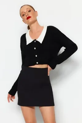 TRENDYOLMİLLA Siyah Süper Crop Gömlek Yaka Triko Hırka TWOAW23HI00519