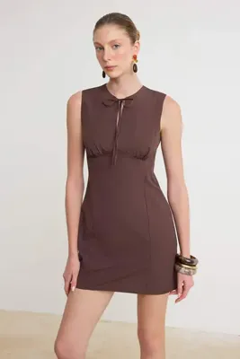 TRENDYOLMİLLA Kahverengi Önü Bağcık ve Cut Out Detaylı Kısa / Mini Dokuma Elbise TWOSS26EL00695