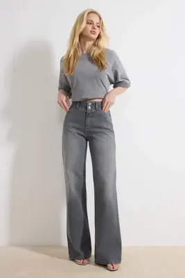 TRENDYOLMİLLA Gri Trok Detaylı Normal Bel %100 Pamuk Wide Leg Jeans TWOSS26JE00051