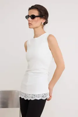 TRENDYOLMİLLA Beyaz Düz Fitted/Vücuda Oturan Dantel Detaylı Asimetrik Esnek Örme Bluz TWOSS26EL01176