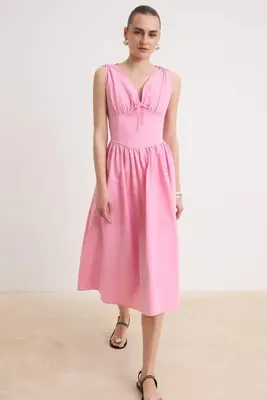 TRENDYOLMİLLA Pembe Bel Detaylı Poplin Midi Dokuma Elbise TWOSS26EL00917