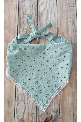 Mufincollection Açık Haki Yeşil Dantel Detaylı Fisto Kumaş Üçgen Bandana – Doğal & Şık Saç Aksesuarı
