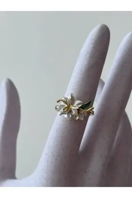 Genel Markalar Lily Bloom Beyaz Zambak Çiçeği Figürlü Gold Detaylı Yeşil Yapraklı Pinterest Kadın Yüzük