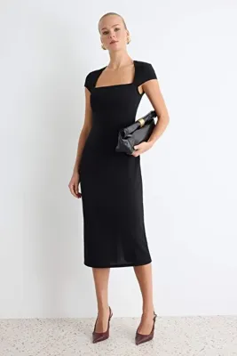 TRENDYOLMİLLA Siyah Bodycon/Vücuda Oturan Havuz Yaka Ay Kol Midi Esnek Örme Elbise TWOAW27EL00024