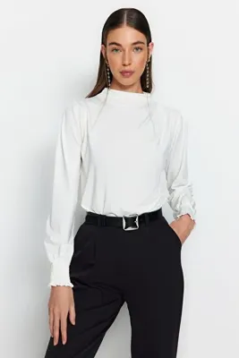 TRENDYOLMİLLA Ekru Dik Yaka Regular Fit Gipe Detaylı Esnek Örme Bluz TWOAW24BZ00022