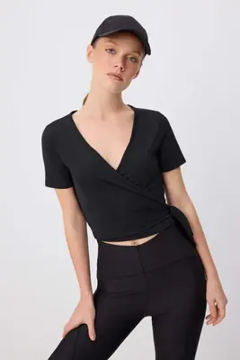 TRENDYOLMİLLA Siyah Micro Bağlamalı Kruvaze Crop Örme Spor Bluz/Bolero THMSS26BZ00009