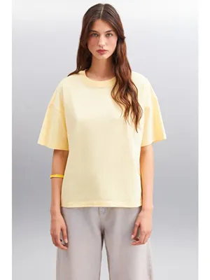 Grimelange Jemmy Kadın %100 Organik Pamuk Relaxed Fit Yırtmaçlı Yuvarlak Yakalı SARI T-Shirt