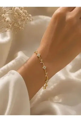 Ayzida Çelik Gold Renk Geometrik Çerçeve Ve Yaprak Motifli Zirkon Taşlı Bileklik