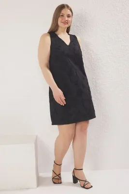 Trendyol Curve Siyah Jakar Gül Desenli Mini Kolsuz Dokuma Büyük Beden Elbise TBBSS25AH00199