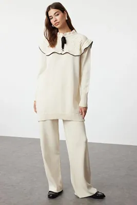 Trendyol Modest Ekru Siyah Biyeli Yaka Detaylı Triko Alt-Üst Takım TCTAW25US00006