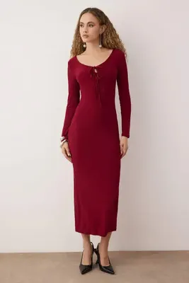 TRENDYOLMİLLA Bordo Vücuda Oturan Göğüsten Bağlama Detaylı Örme Uzun Şık Abiye Elbise TPRAW25EL00064