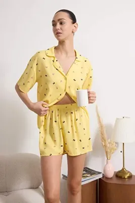 TRENDYOLMİLLA Sarı Çiçek ve Kurdele/Fiyonk Desenli Viskon Dokuma Pijama Takımı THMSS26PT00041