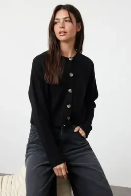 TRENDYOLMİLLA Siyah Crop Yumuşak Dokulu Düğmeli Triko Hırka TWOAW24HI00198