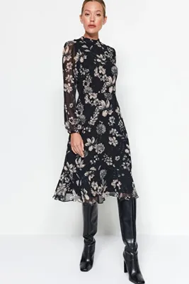 TRENDYOLMİLLA Siyah Çiçekli A-Kesim/Çan Form Midi Dokuma Şifon Elbise TWOAW23EL01436