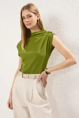 TRENDYOLMİLLA Yağ Yeşili Fitted/Vücuda Oturan Aksesuar Detaylı Drapeli Esnek Örme Bluz TWOSS25BZ00044