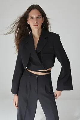TRENDYOLMİLLA Siyah Crop Astarlı Kruvaze Kapama Dokuma Blazer Ceket TWOAW23BC00076
