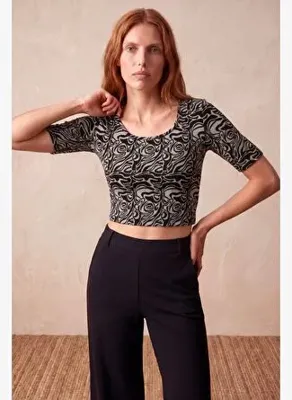 WestMark London Kadın Siyah Desenli Jakarlı Regular Fit Geniş Bisiklet Yaka Yarım Kollu Crop Bluz JANA