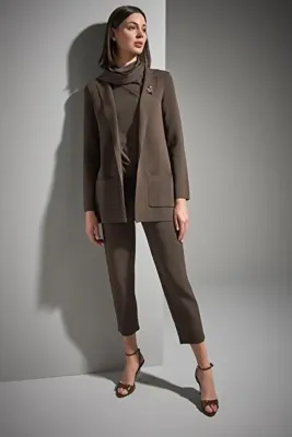 Join Us Atkı ve Broş Detaylı Bol Kesim Triko Blazer Ceket