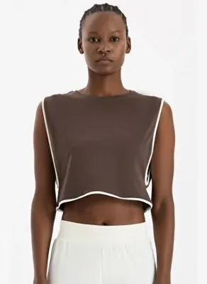 COMEUP Kontrast Biyeli Sıfır Kol Crop Top Kakao Dansı