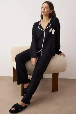 TRENDYOLMİLLA Siyah Kurdele/Fiyonk ve Biye Detaylı Viskon Dokuma Pijama Takımı THMAW26PT00007