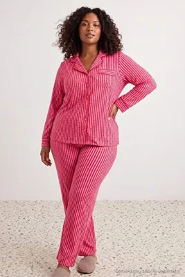 Trendyol Curve Kırmızı-Çok Renkli Çizgili Kalp Baskılı Büyük Beden Pijama Takımı TBBAW27AI00049